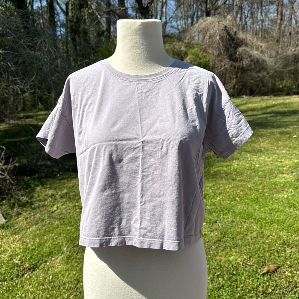 LULULEMON CROPPED TEE